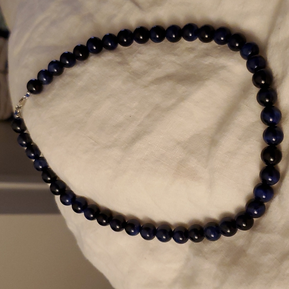 18" round Lapis strand. Has an extendor.